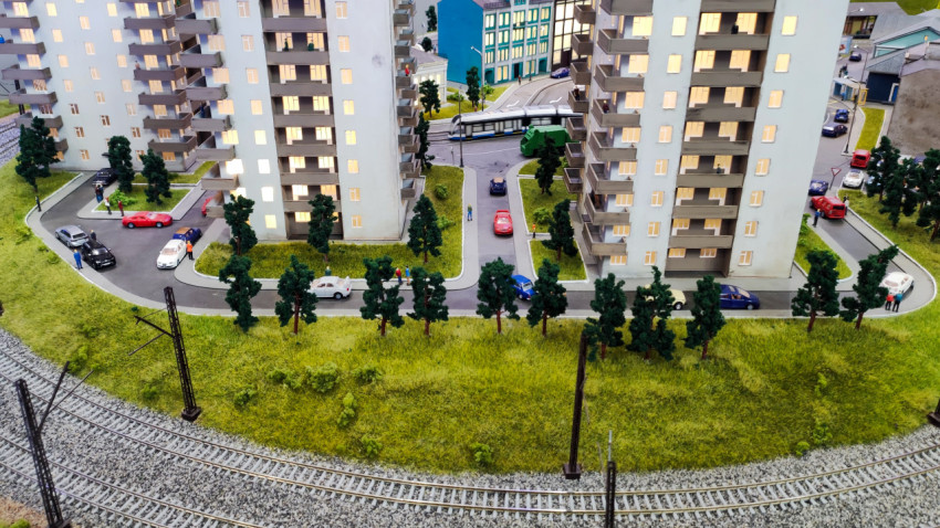 Макет жилых домов с зелёной зоной и проходящей трамвайной линией