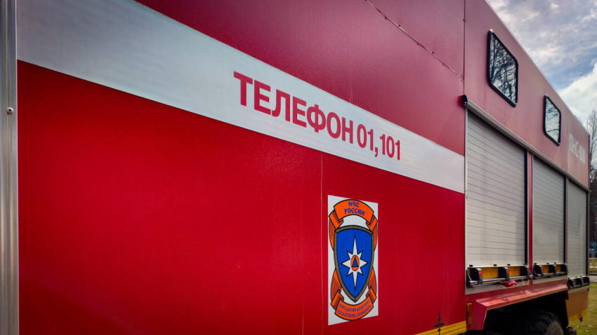 Боковая панель пожарного автомобиля МЧС с контактным номером