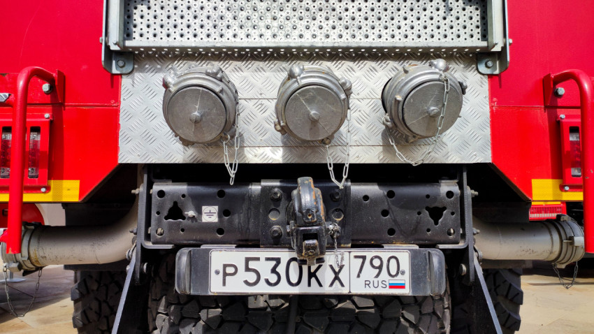 Разъёмы и сцепное устройство на задней части пожарного автомобиля