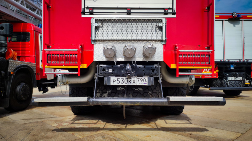 Задний вид пожарного автомобиля с патрубками и защитными ограждениями