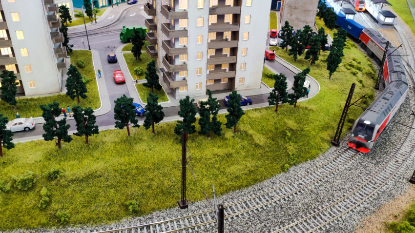 Макет жилого квартала и проходящего рядом железнодорожного состава