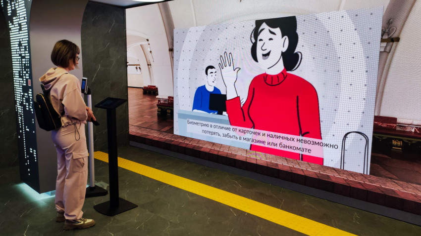 Демонстрация биометрической оплаты на большом экране выставочного стенда
