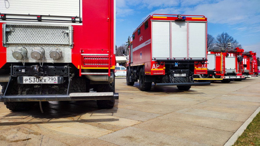 Пожарные автомобили Мытищинского подразделения в экспозиции МЧС