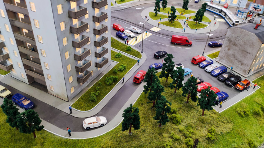 Макет дворовой территории с жилыми домами, парковкой и городскими дорогами