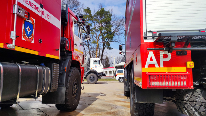 Пожарные автомобили МЧС между рядами спецтехники на выставке ВДНХ