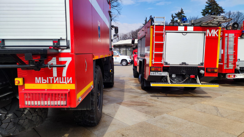 Задние части пожарных автомобилей подразделений Мытищи и МК на выставке МЧС