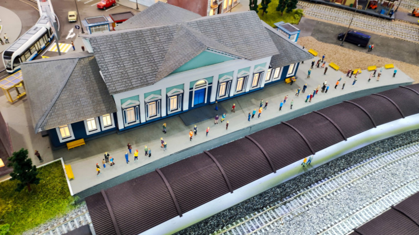 Макет городского вокзала с пассажирами и железнодорожными платформами