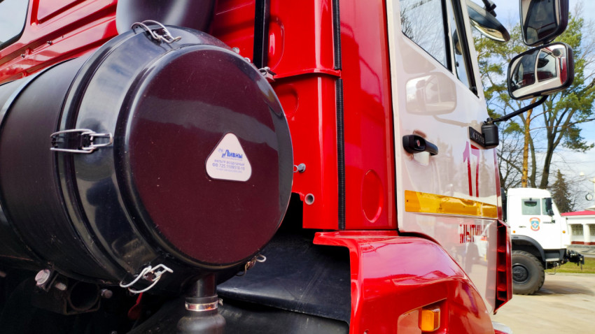 Воздушный фильтр и кабина пожарного автомобиля на открытой площадке ВДНХ