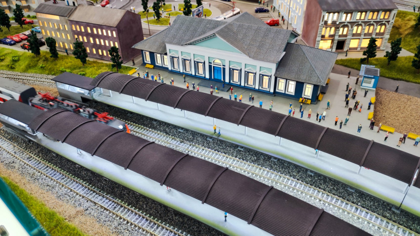 Макет железнодорожного вокзала с платформами и пассажирами
