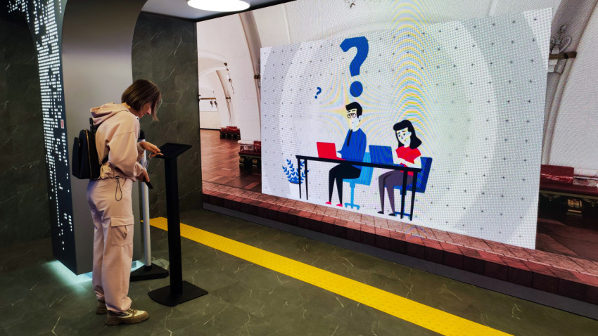 Посетитель у цифрового экрана с анимацией о работе биометрических сервисов