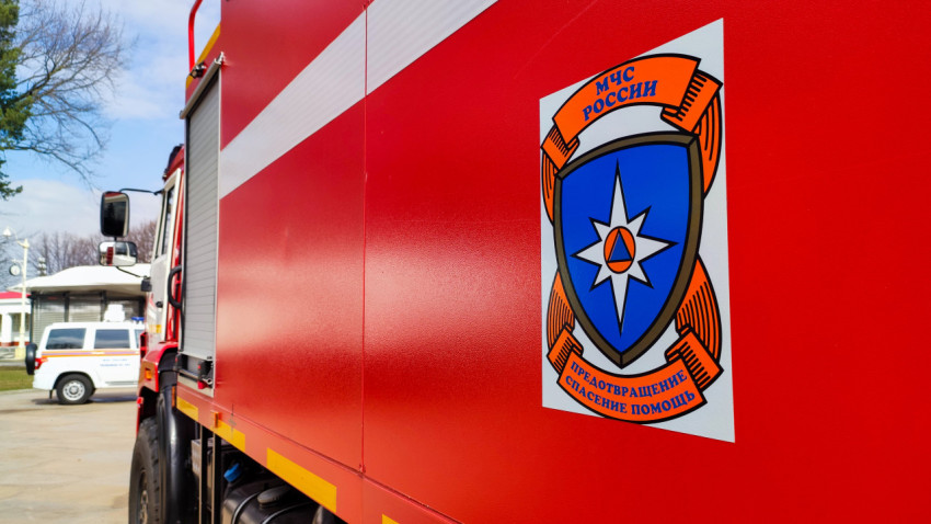 Боковая панель пожарного автомобиля МЧС с эмблемой ведомства