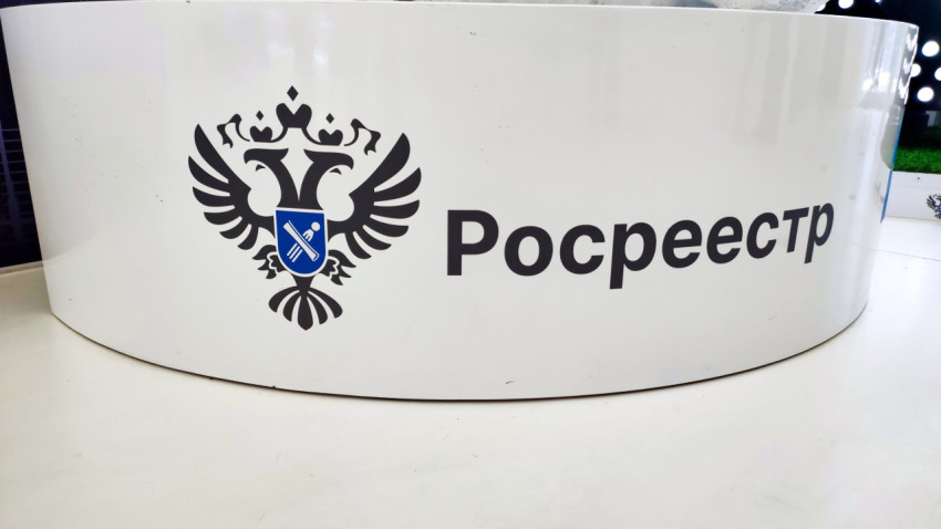 Подиум Росреестра с фирменным гербом и элементами экспозиции выставки «Россия»