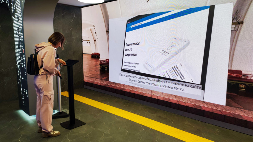 Экран с инструкцией по подключению биометрии и посетитель у терминала