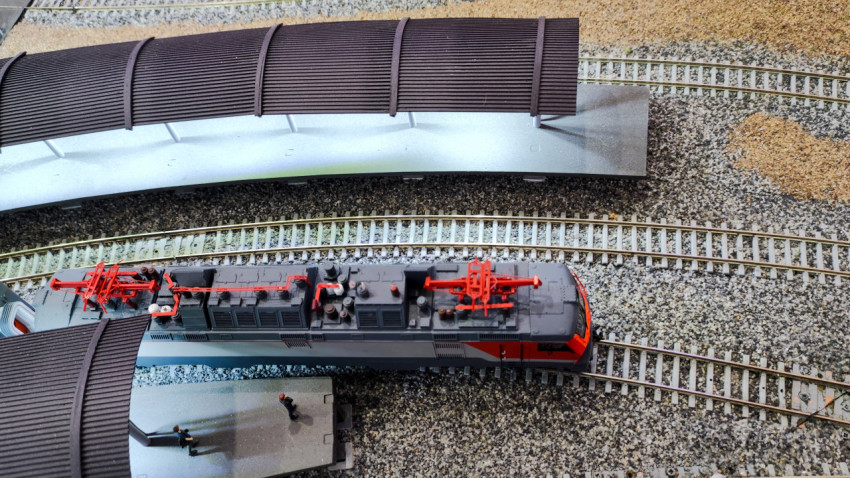 Макет электровоза на изогнутом участке железнодорожных путей