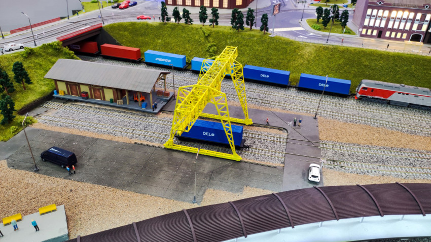 Макет грузового терминала с контейнерами и жёлтым краном