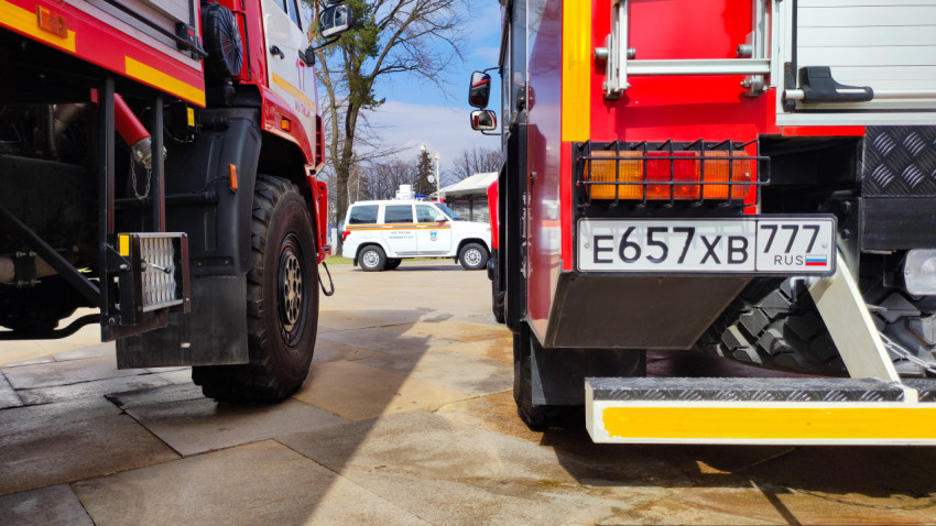 Задние части пожарных автомобилей с регистрационными номерами на выставке МЧС
