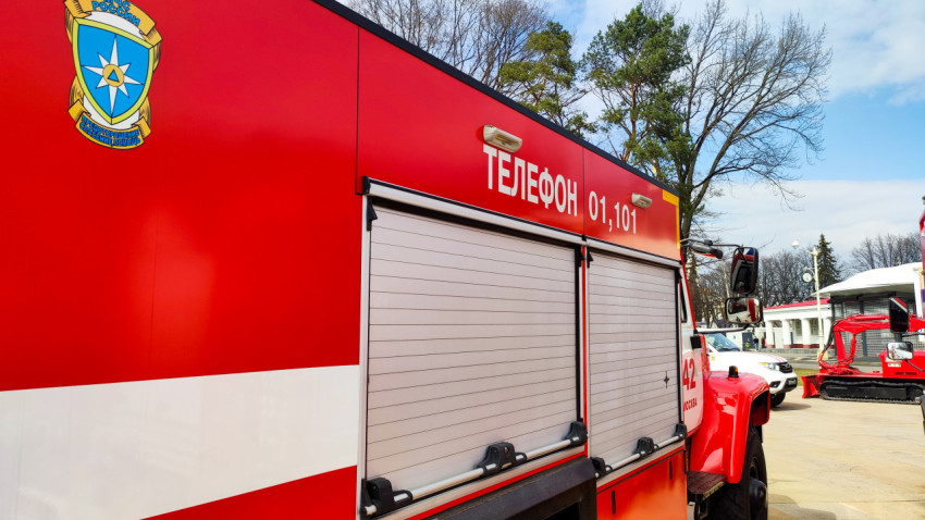 Пожарная машина с маркировкой «Телефон 01,101» на площадке выставочного комплекса