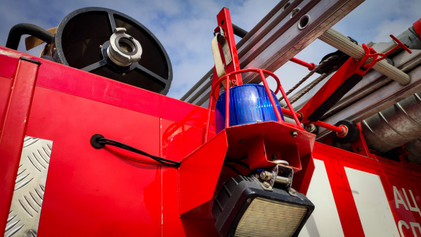 Подъёмное оборудование и проблесковая лампа на пожарной автолестнице