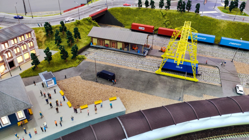 Макет перегрузочной зоны с контейнерами и складским зданием