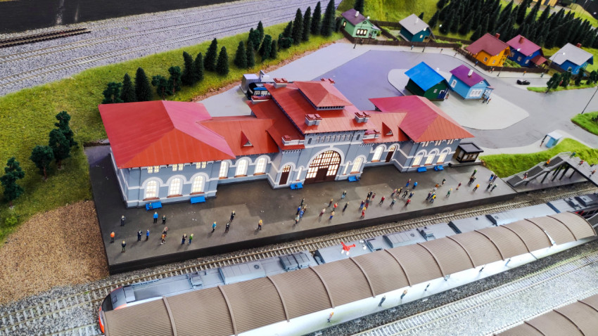 Макет вокзала с платформами и поселковой застройкой