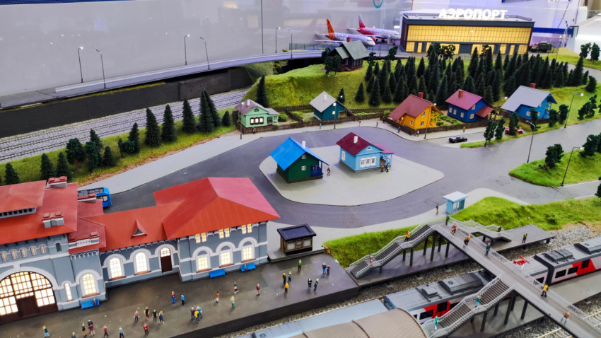 Макет железнодорожного вокзала и прилегающего поселка с аэропортом на заднем плане