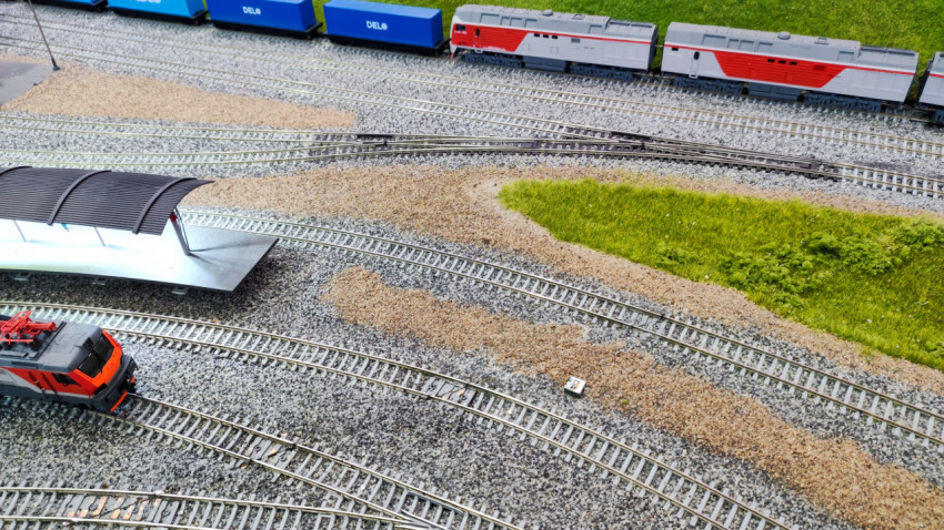 Макет железнодорожных путей с электровозом и грузовыми платформами