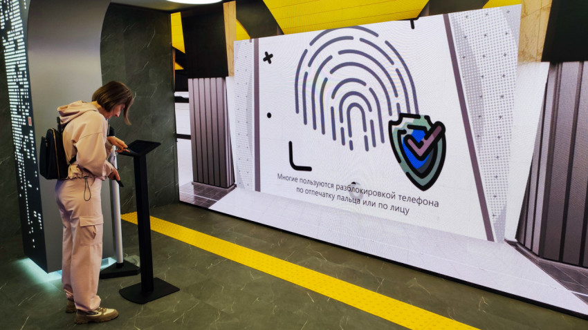 Посетитель у интерактивной панели в зоне биометрии выставки