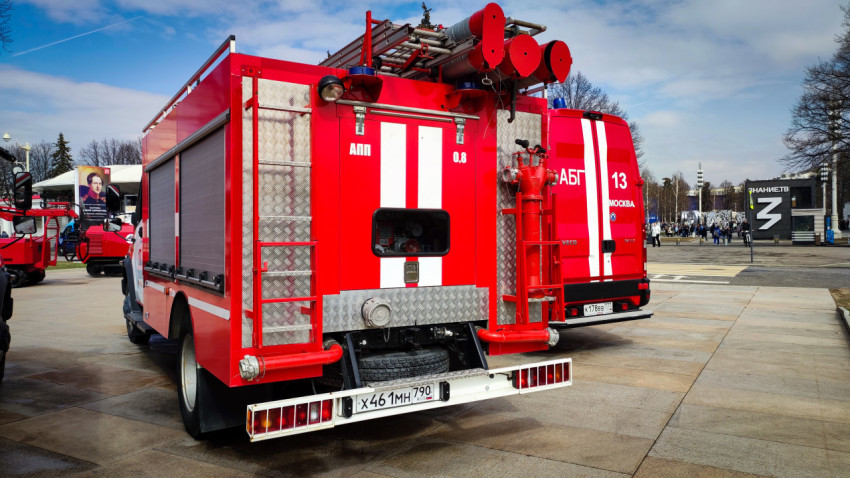 Специализированный пожарный автомобиль АПП на площадке выставки