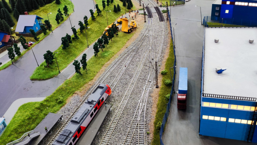 Макет железнодорожной линии с ремонтной техникой и пригородной застройкой