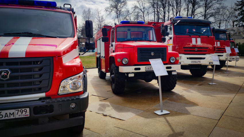 Линейка пожарных автомобилей на экспозиции МЧС России