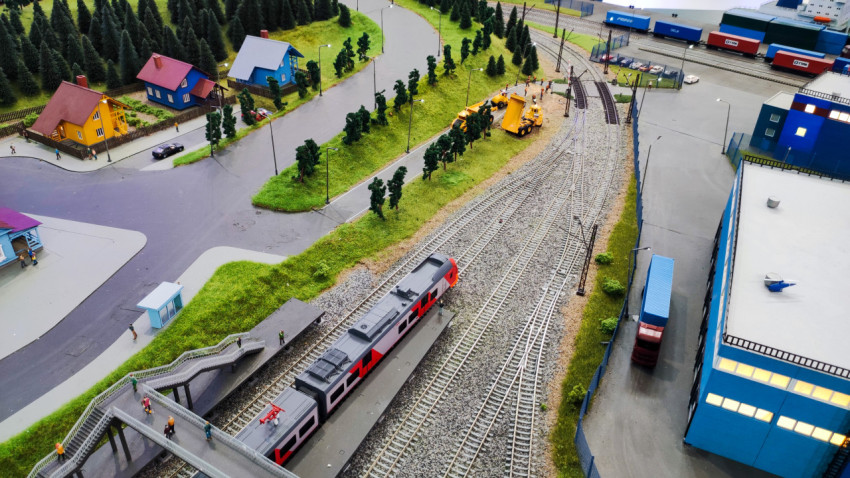 Макет железнодорожных путей с электропоездом и промышленной зоной