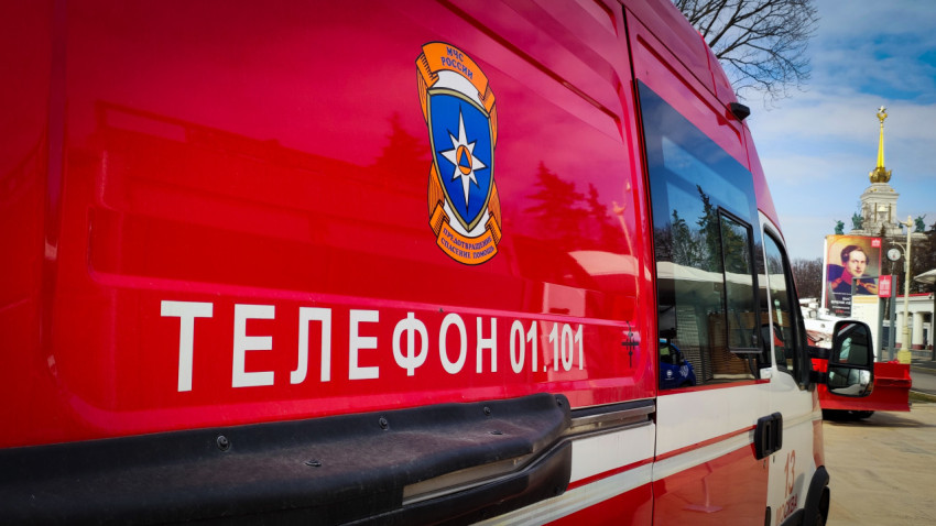 Борт фургона МЧС России с символикой и номером телефона