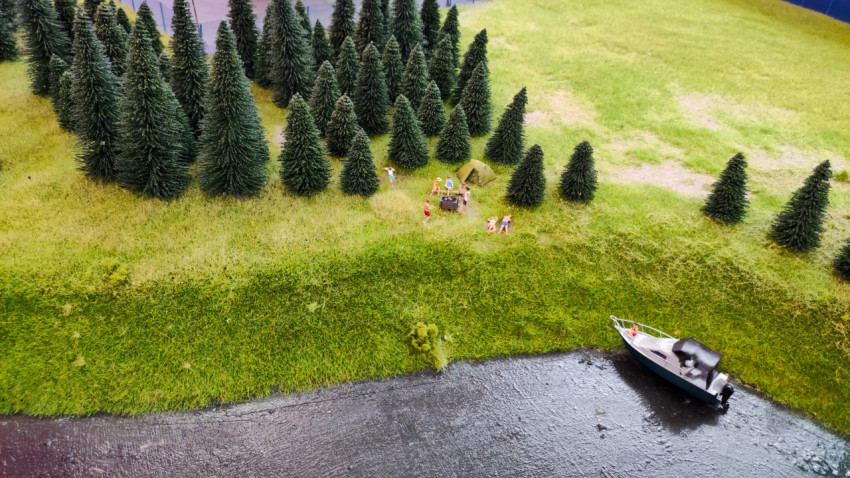 Макет лесной стоянки с палаткой и отдыхающими возле водоёма