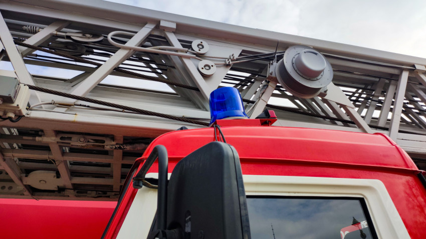 Крупный план сигнального маяка пожарной авто­лестницы