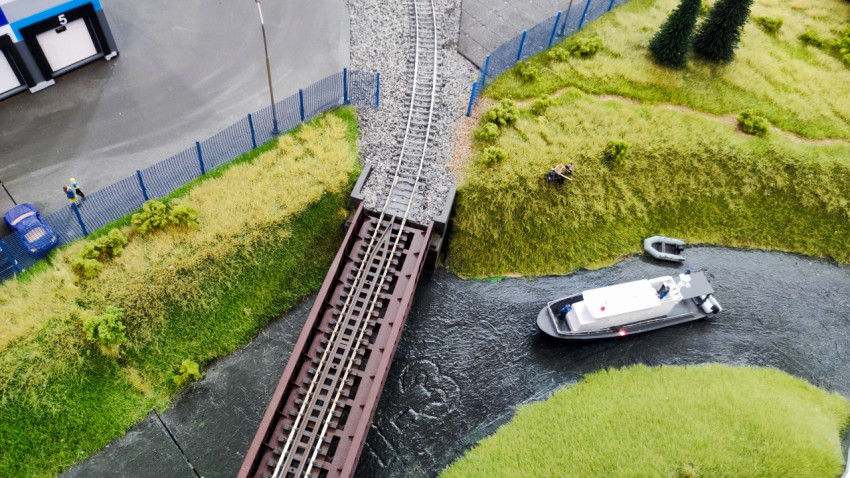 Макет железнодорожного моста и водного участка с катером