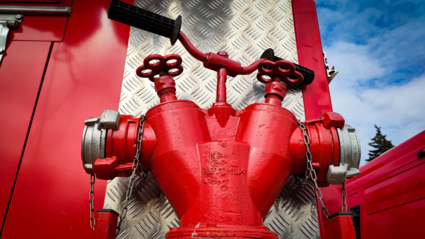 Разветвитель пожарной системы крупным планом на выставке МЧС