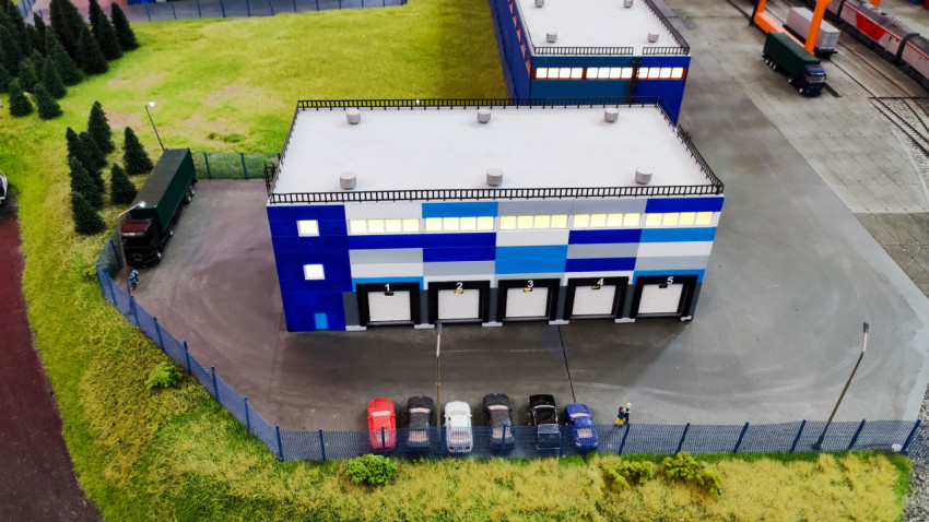 Макет складского комплекса с парковкой и грузовым автомобилем