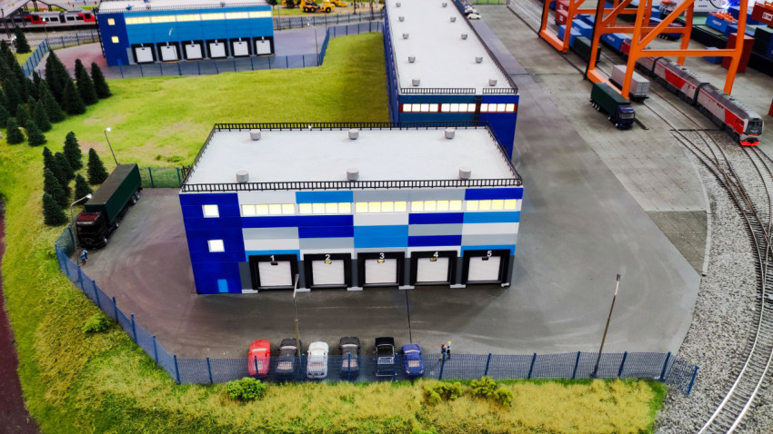 Макет складских зданий с подъездными путями и грузовиками