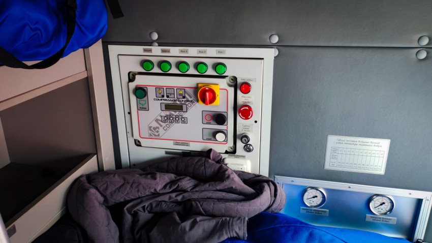 Панель управления компрессорной установкой внутри пожарного автомобиля