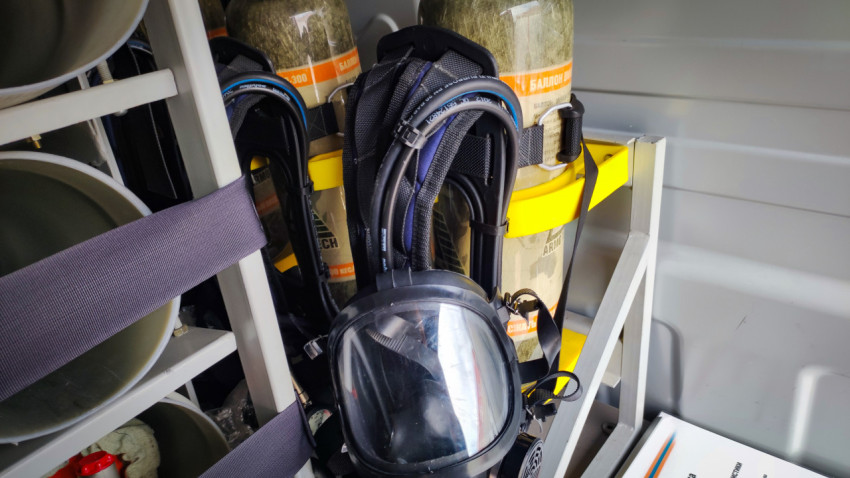Баллоны дыхательных аппаратов и маска СИЗОД внутри пожарного автомобиля