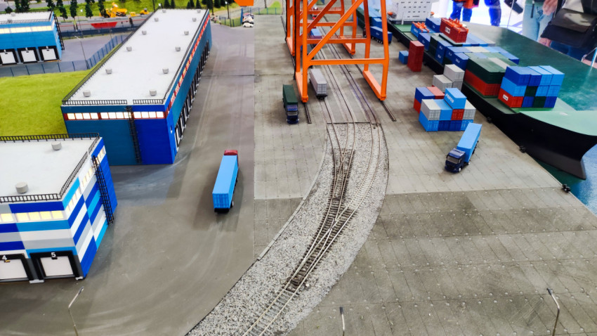 Макет железнодорожной развязки и контейнерного порта