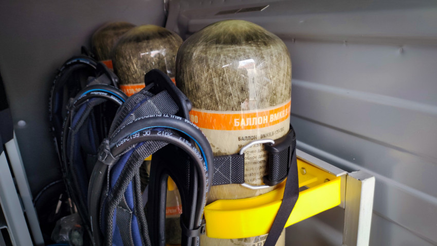 Баллоны дыхательных аппаратов в отсеке пожарного автомобиля