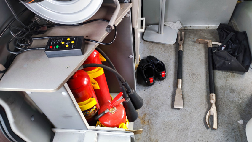 Пожарные огнетушители и аварийный инструмент внутри служебного автомобиля