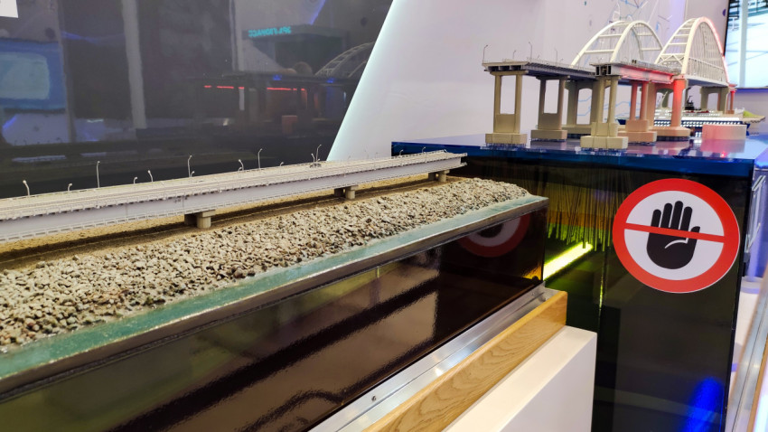 Макеты мостов и инфраструктуры на выставке «Транспорт России» в павильоне ВДНХ