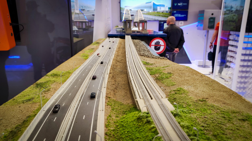 Макет автомобильной и железнодорожной трассы в павильоне №15 ВДНХ