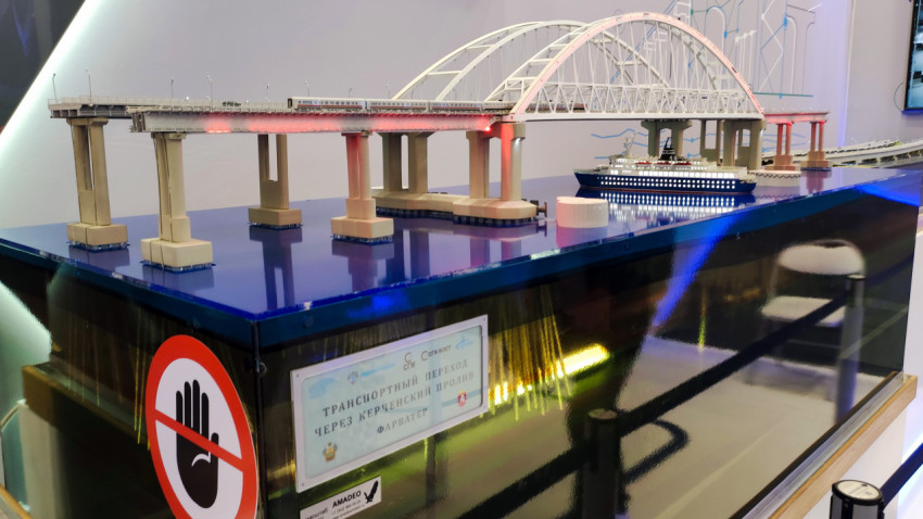 Макет транспортного перехода через Керченский пролив в павильоне ВДНХ