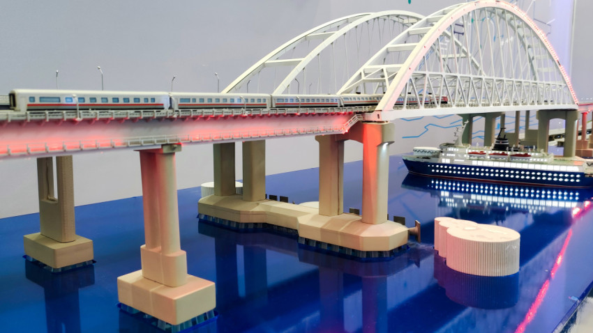 Фрагмент арочного пролёта макета Крымского моста с поездом
