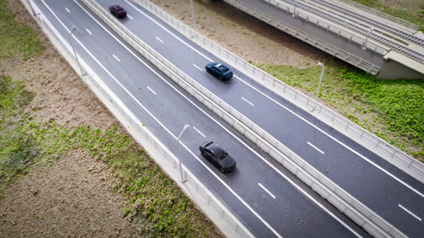 Макет автомобильной трассы с движущимися моделями автомобилей