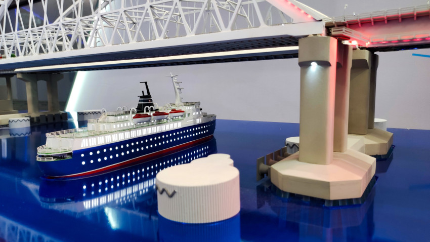 Макет судна под арочным пролётом транспортного перехода через Керченский пролив