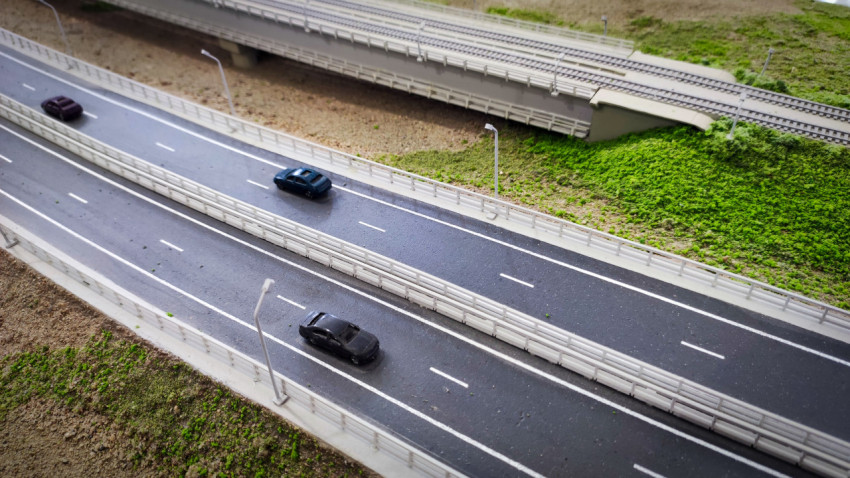 Макет дорожной инфраструктуры и железнодорожного путепровода в павильоне ВДНХ